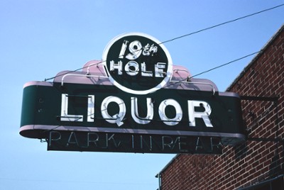 19th Hole Liquor Sign in Toledo, Ohio